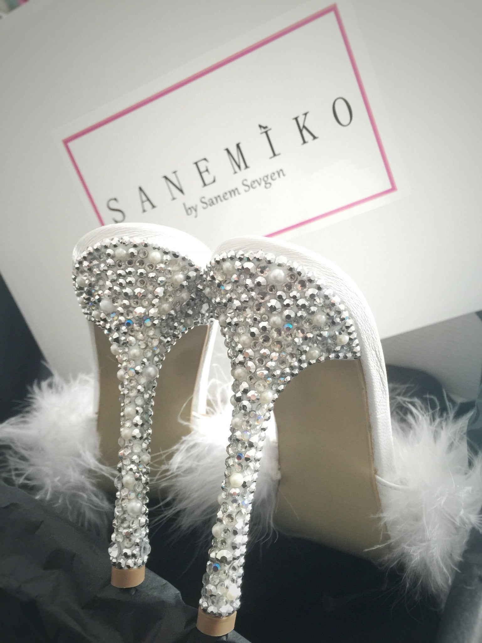 İnce Heeled Crystal Feathered Sandals